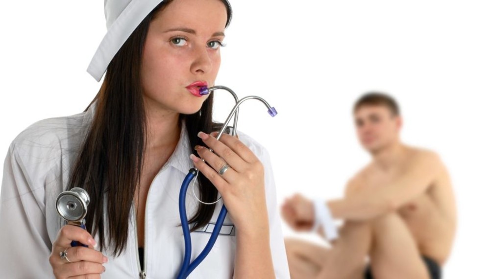 Шаловливая медсестра с красивой киской - секс фото 