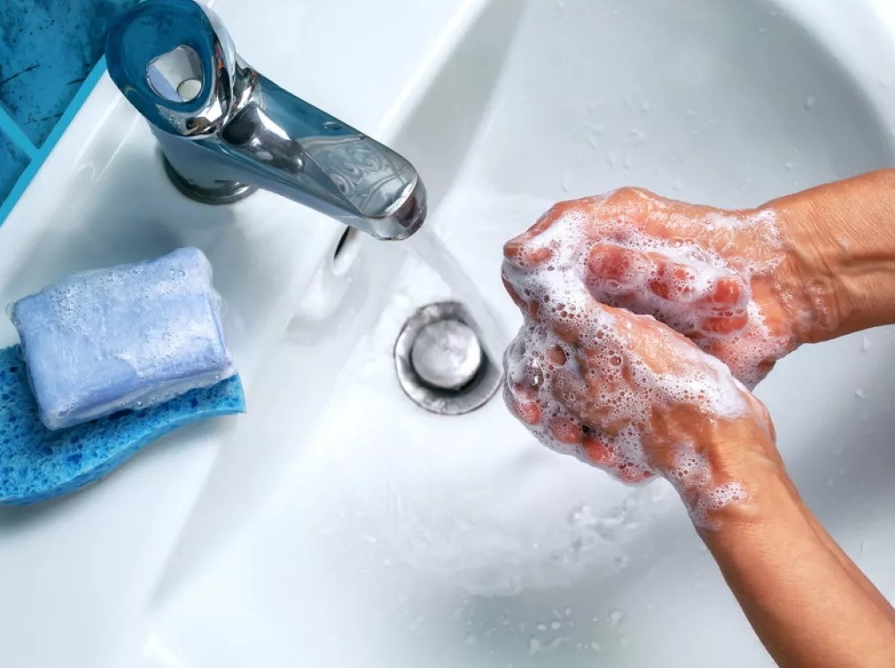 Мытьё рук с мылом для защиты от коронавируса.